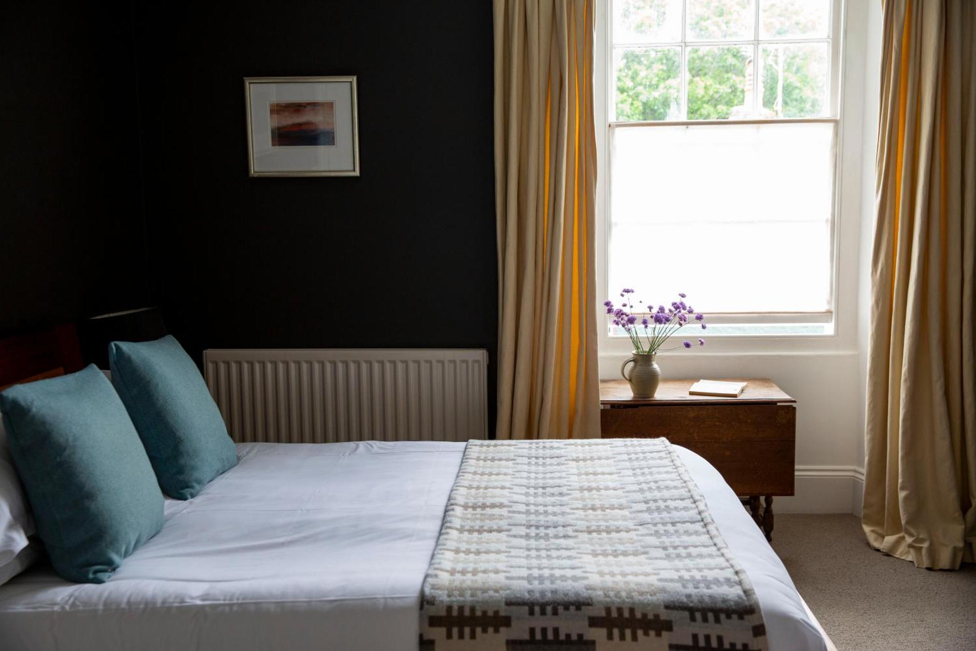Llys Meddyg Hotel Newport  Eksteriør billede
