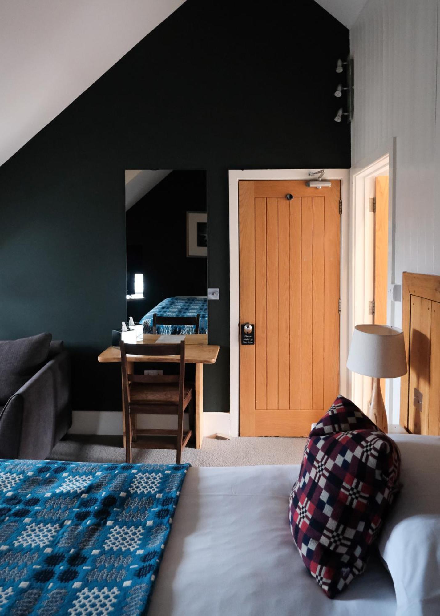 Llys Meddyg Hotel Newport  Eksteriør billede