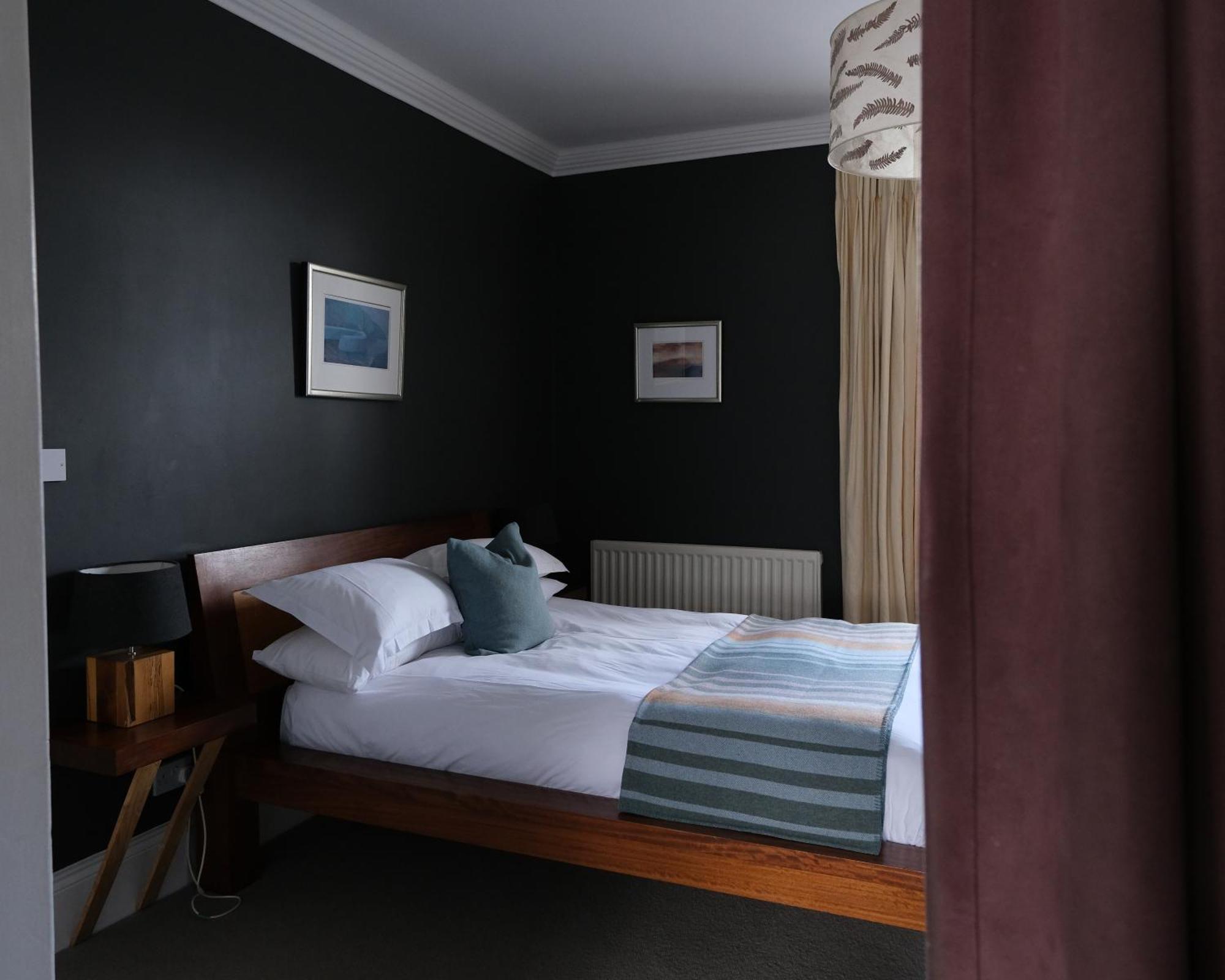 Llys Meddyg Hotel Newport  Eksteriør billede