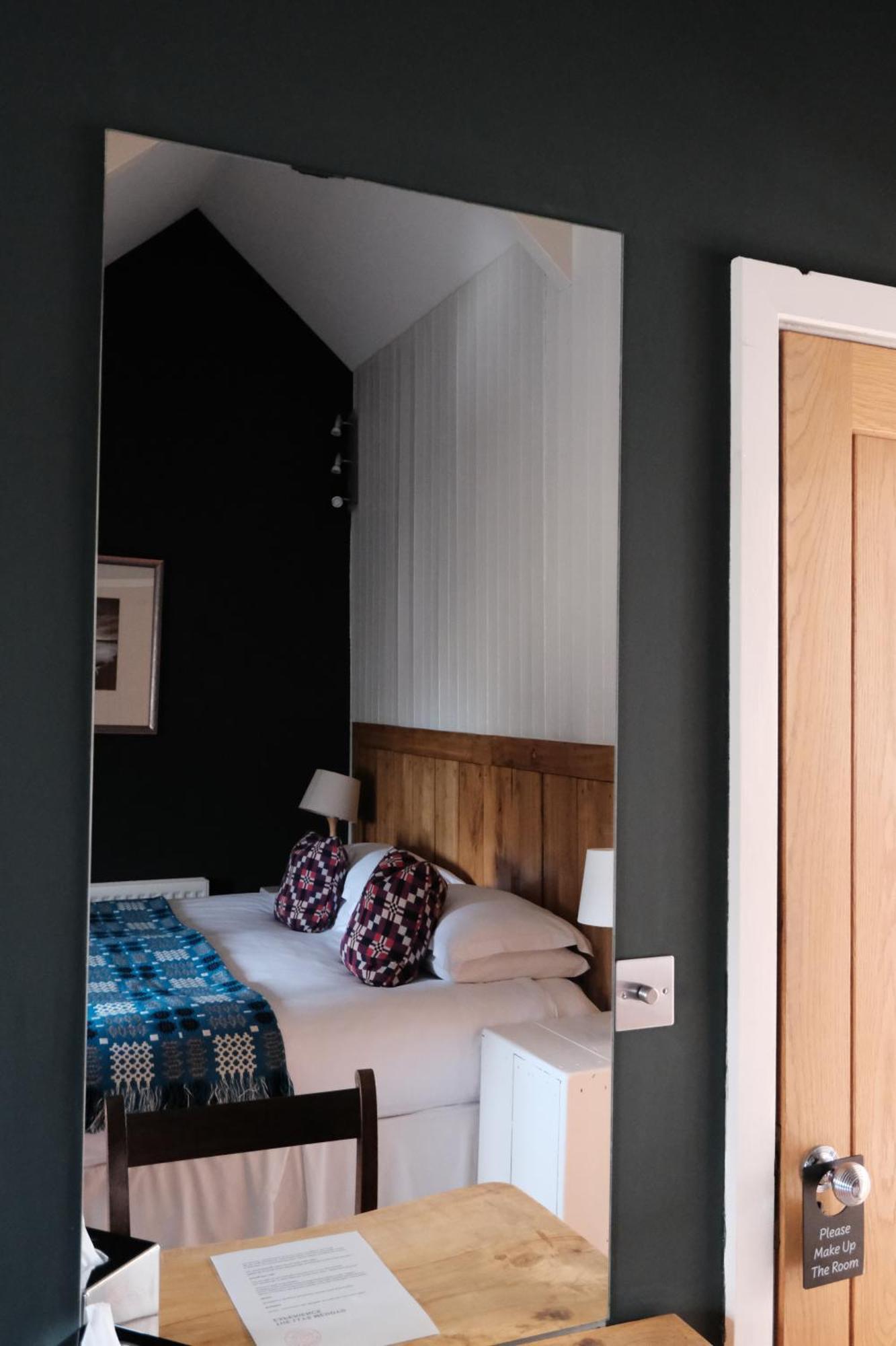 Llys Meddyg Hotel Newport  Eksteriør billede